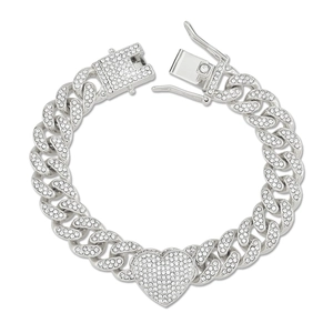 Dettaglio del bracciale a catena cubana argento con ciondolo a cuore 3D e cristalli