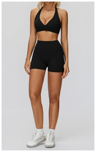Completo yoga nero con reggiseno sportivo incrociato e pantaloncini a vita alta fitness