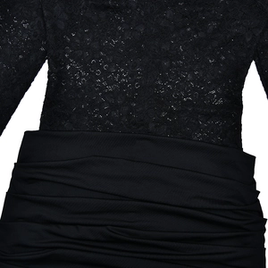 Détail de la dentelle noire et du design plissé élégant à la taille sur la robe moulante