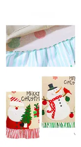 Détail de housse de chaise de Noël en lin avec Père Noël et bordure à volants