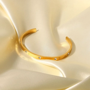 Bracciale rigido minimalista in acciaio inossidabile dorato 18K con zirconi e intagli rettangolari