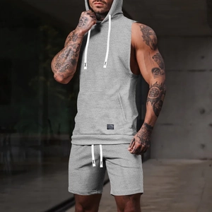 Détail macro de l'ensemble homme gris sweat à capuche sans manches et short en maille jacquard