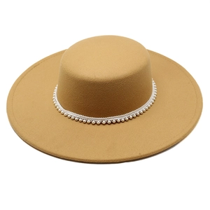 Elegante cappello in feltro di lana cammello a tesa larga con perle decorative