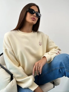 Γυναικείο oversized φούτερ σε κρεμ χρώμα με κόκκινο κέντημα και ζεστή στρογγυλή λαιμόκοψη