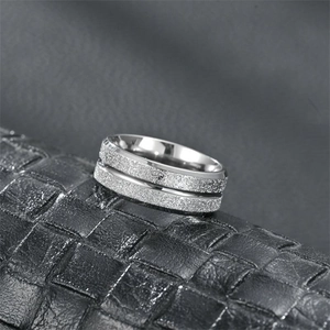 Makroaufnahme von 8mm Edelstahlring mit doppelt mattierter Oberfläche auf Leder