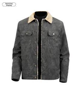 Detail der dunkelgrauen Jacke mit warmem Sherpa-Kragen und Taschen mit Metallknöpfen