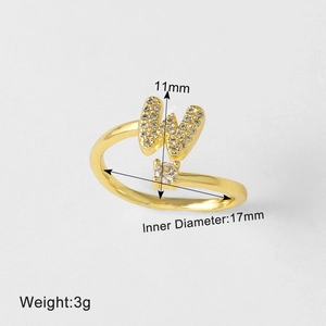 Detailweergave van ring met letter W, micro-pave zirkonia en 18k gouden plating
