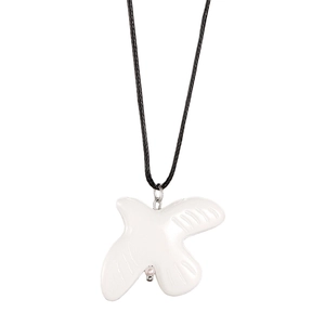 Gros plan du pendentif colombe de la paix en céramique blanche avec cordon noir épuré