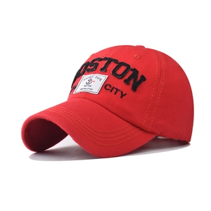 Detail der roten Boston City Stickerei und Vintage Anker Aufnäher auf Baumwoll Baseballkappe