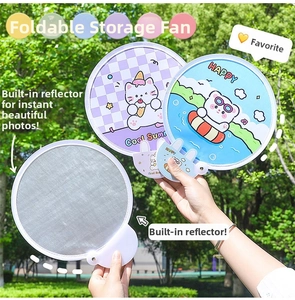 Faltbarer Handfächer mit Cartoon-Print und silberner Reflektorseite im Park