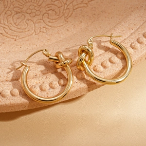 Élégantes boucles d'oreilles créoles nouées dorées en acier inoxydable poli pour femme