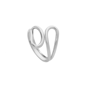 Gros plan sur un ear cuff argenté minimaliste avec un design profilé à double couche