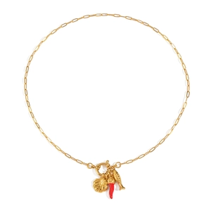 Collier doré style océan avec pendentifs piment, coquillage et poisson sur fond blanc