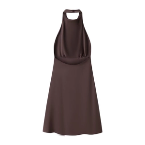Dunkelbraunes Neckholder-Minikleid aus Satin mit rückenfreiem Design und seidiger Textur