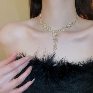 Détail du collier choker doré élégant avec pampilles d'épis de blé et strass scintillants