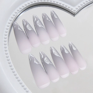 Faux ongles mats dégradés gris avec lignes ondulées argentées 3D sur miroir coeur