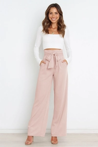 Détail du pantalon large rose taille haute avec ceinture élégante à nœud papillon