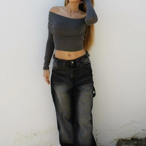 Tenue street style avec crop top gris à épaules dénudées et jean large noir délavé