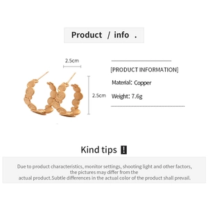 Detailed dimensions of 2.5cm gold irregular circular earrings in copper weighing 7.6g