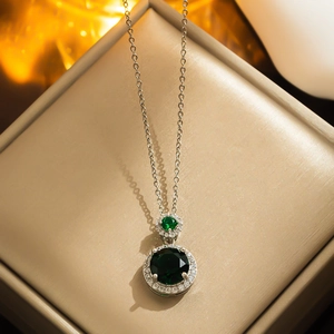 Vintage Halskette mit smaragdgrünem Edelstein und Diamantkranz in einer Geschenkbox