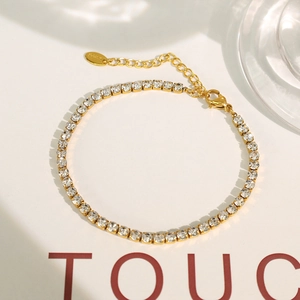 Bracelet tennis doré élégant avec strass blancs et fermoir mousqueton ajustable chic