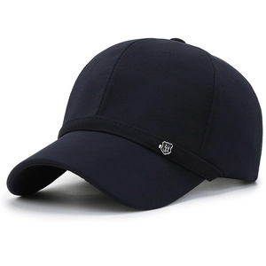 Berretto da baseball classico blu navy per uomo con piccolo stemma in metallo argentato