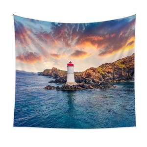 Détail de la tapisserie murale avec paysage de phare côtier lors d'un coucher de soleil