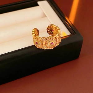 Anello vintage placcato oro 18k con fiori e zirconi su espositore per gioielli