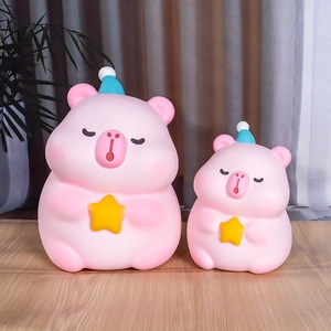 Veilleuse en silicone rose avec chapeau bleu et étoile en deux tailles sur bois