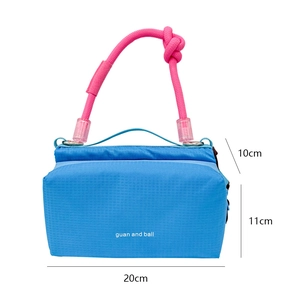 Detail view of blue outdoor water bottle bag with pink rope handle and 20x11x10cm dimensions