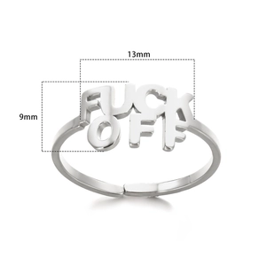 Makroaufnahme mit FUCK OFF Schriftzug und 13mm mal 9mm Maßen auf dem silbernen Ring