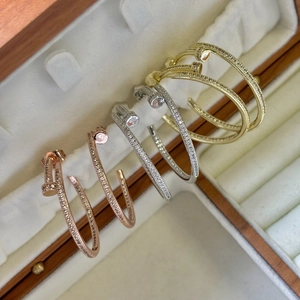 Set di tre paia di orecchini a cerchio a forma di chiodo con zirconi in oro, argento e rosa