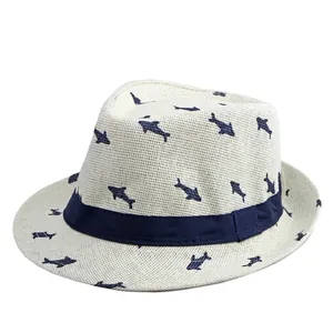 Cappello Panama in paglia color crema con stampe di squali blu e nastro decorativo
