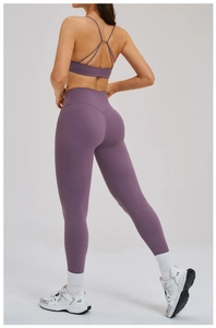 Vista posteriore di set yoga viola con reggiseno a incrocio e leggings a vita alta