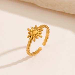 Adjustable 18K gold plated sun ring in stainless steel with a radiant sunburst design