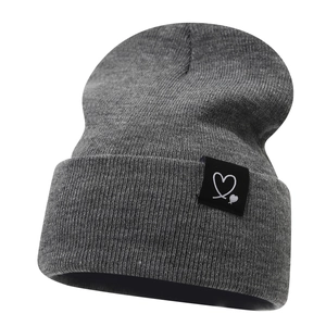 Bonnet en tricot gris foncé pour l'hiver avec écusson cœur pour chaleur et style