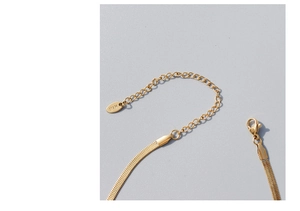 Detail of 18K gold-plated snake chain with secure lobster clasp and engraved K18 tag