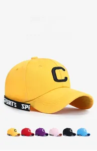 Dettaglio del cappellino da baseball con ricamo C e nastri lunghi in vari colori vivaci