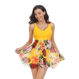 Costume da bagno giallo con scollo a V, gonna in mesh floreale e corpino a incrocio