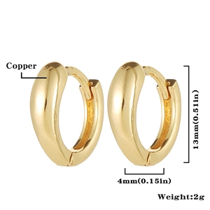 Detalle de pendientes de aro dorados de 13mm con ancho de 4mm y peso de 2g por pieza