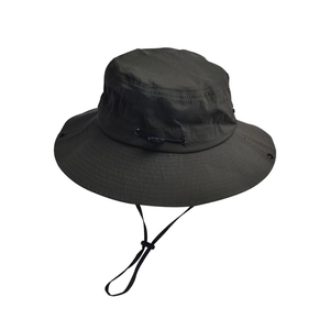 Dettaglio cappello da sole impermeabile verde scuro con coulisse regolabile per camping