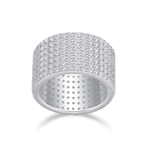 Makroaufnahme eines breiten Rings aus S925 Silber mit funkelnder Moissanit-Pflasterung