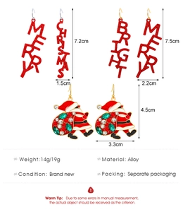 Dettaglio orecchini di Natale con lettere rosse glitterate e design Babbo Natale con strass