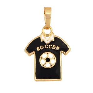 Détail du pendentif maillot de foot en or et noir avec texte gravé et motif de ballon évidé