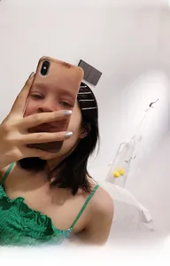 Gros plan de quatre barrettes minimalistes en strass argentés sur les cheveux d'un mannequin