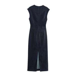Detailweergave van de achterkant van de denim jurk met blinde rits en split achteraan