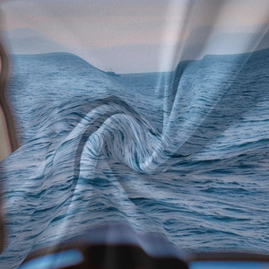 Dettaglio del tessuto in seta con stampa digitale di onde oceaniche e motivi montuosi