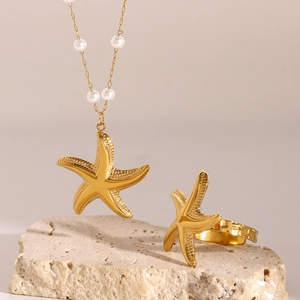 Collier étoile de mer plaqué or 18k avec perles blanches et bague assortie sur pierre