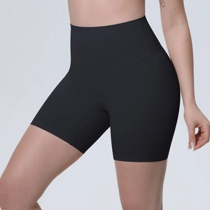 Détail de la ceinture haute et large du short de yoga compressif noir