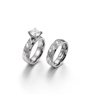 Set di anelli di coppia in argento con finitura martellata e diamanti incastonati
